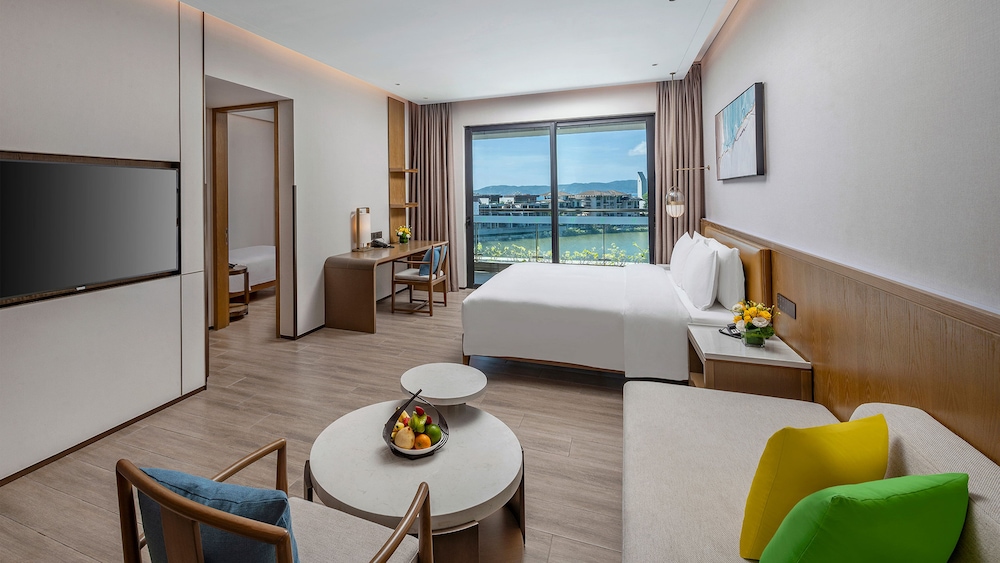 holiday inn and suites sanya yalong bay