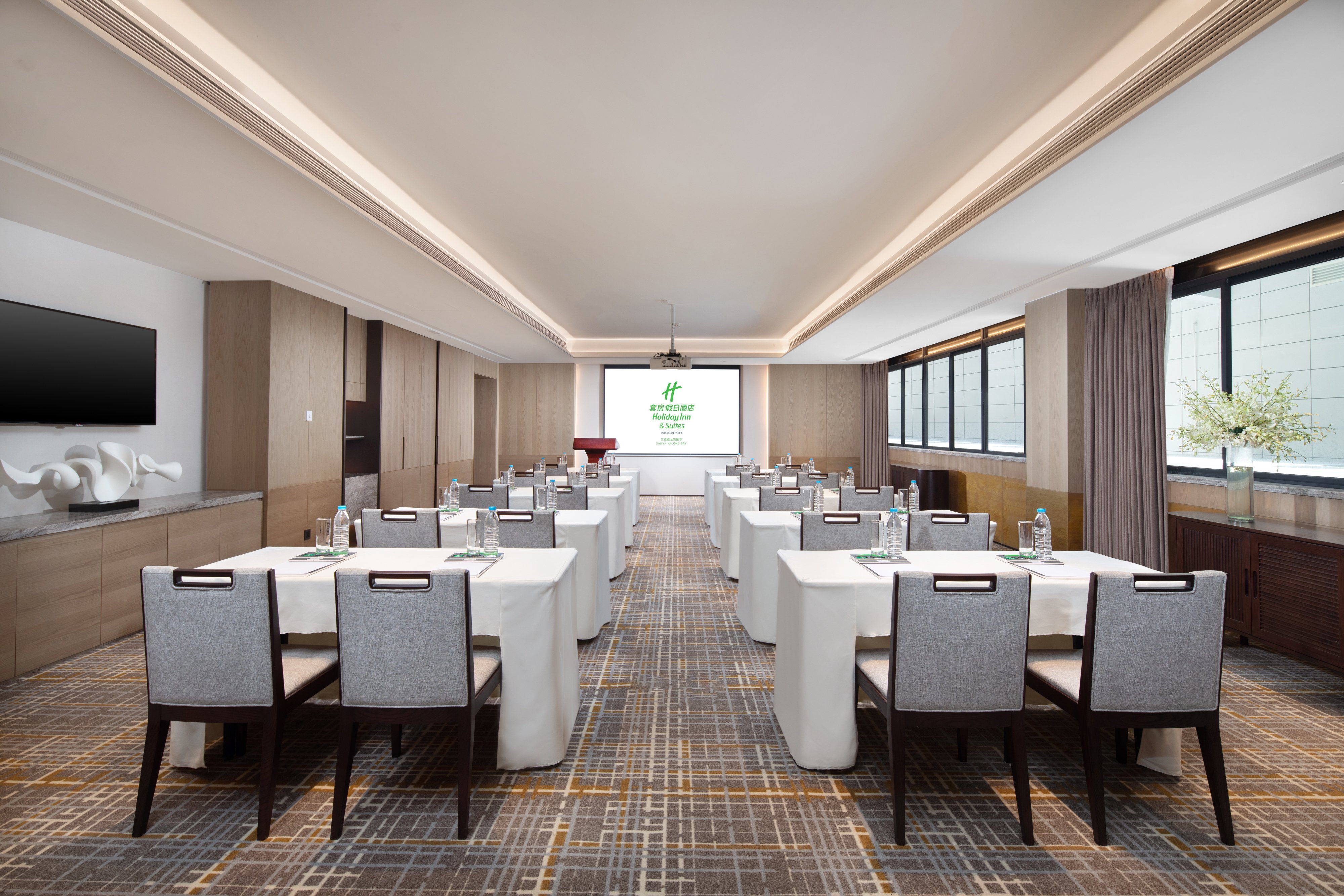 holiday inn and suites sanya yalong bay