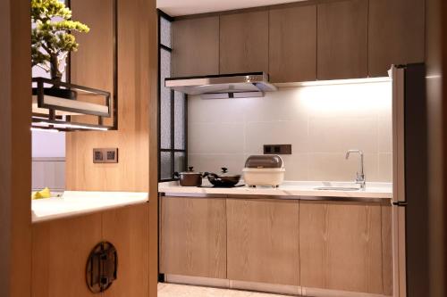 holiday inn and suites sanya yalong bay