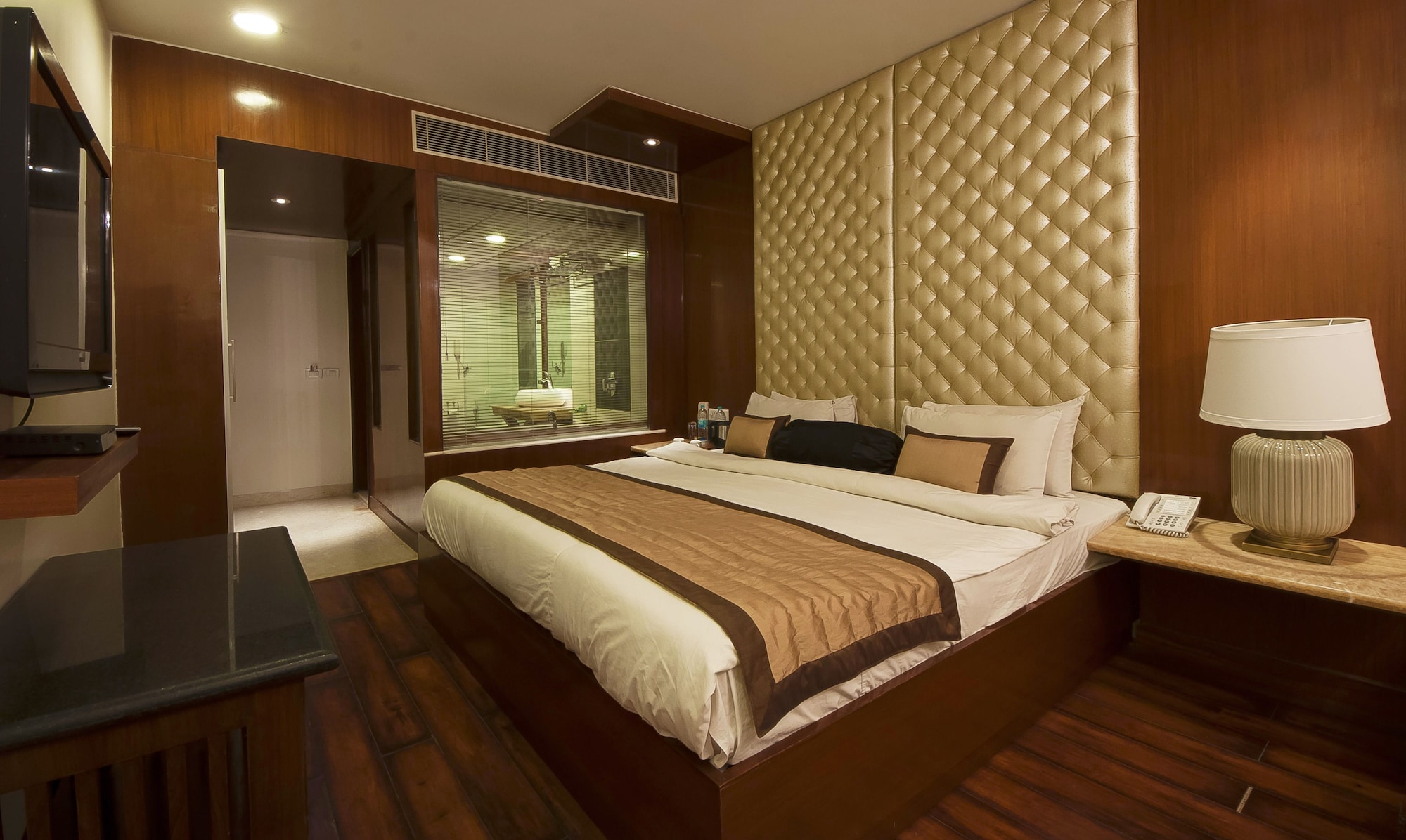 hotel aura paharganj
