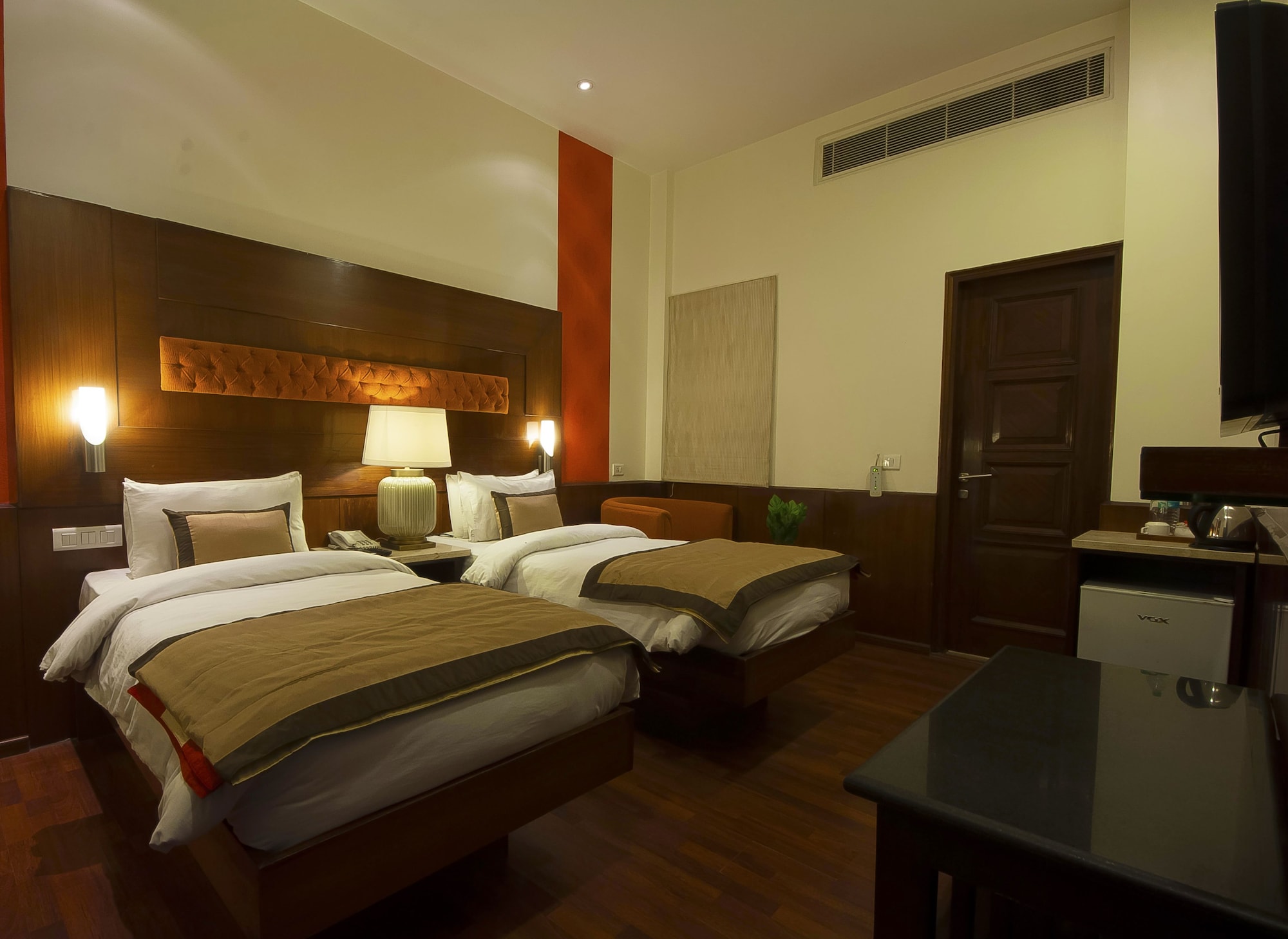 hotel aura paharganj