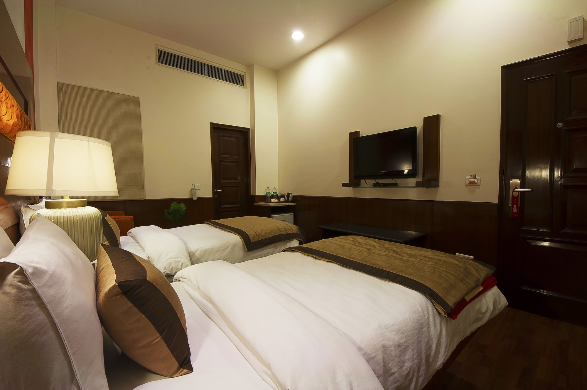 hotel aura paharganj