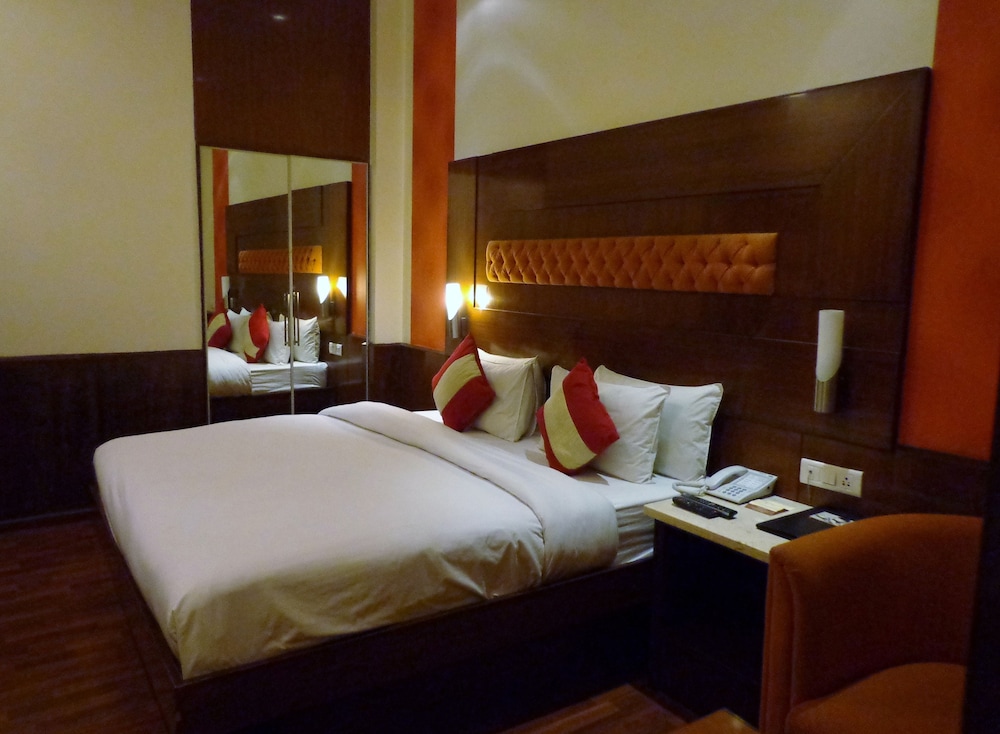 hotel aura paharganj