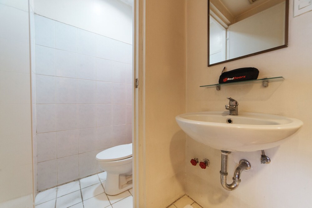 golden panda dormtel by reddoorz