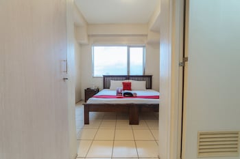 golden panda dormtel by reddoorz