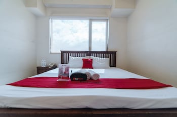 golden panda dormtel by reddoorz