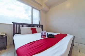 golden panda dormtel by reddoorz