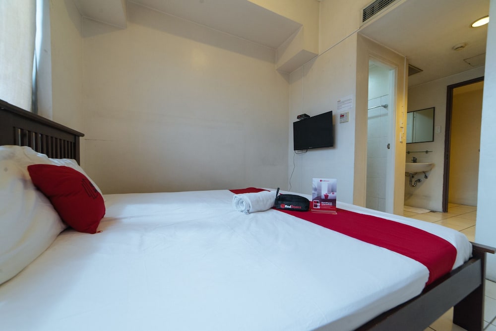 golden panda dormtel by reddoorz