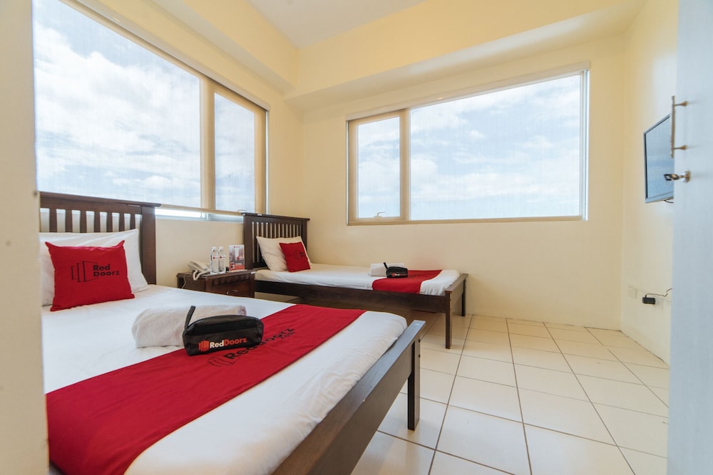 golden panda dormtel by reddoorz