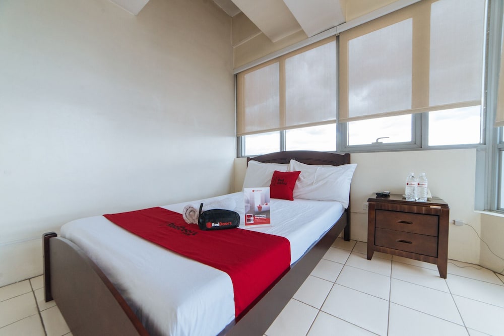 golden panda dormtel by reddoorz