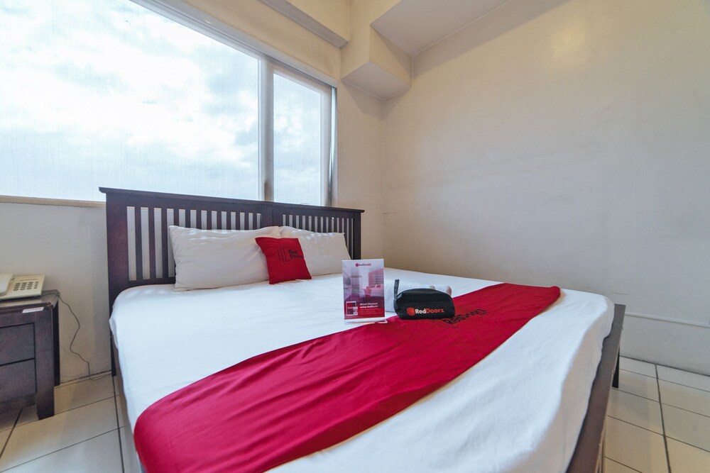 golden panda dormtel by reddoorz