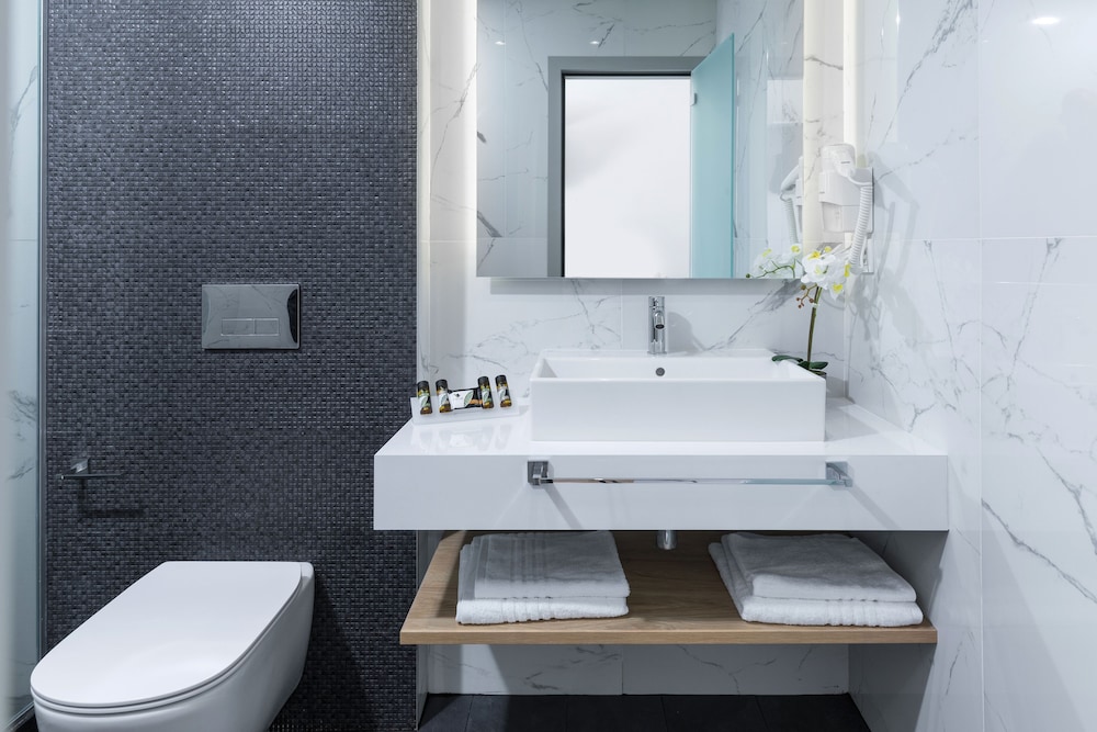 v luxury suites