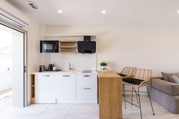 v luxury suites