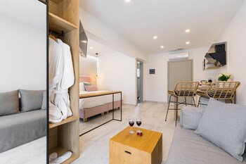 v luxury suites