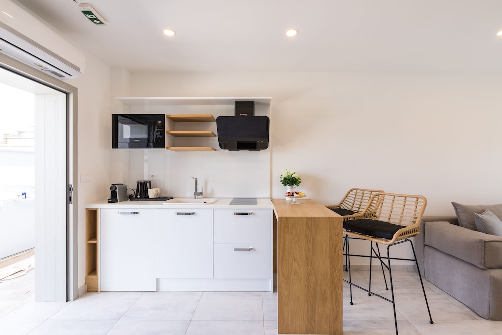 v luxury suites