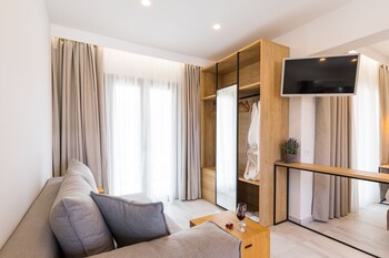 v luxury suites