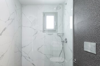 v luxury suites