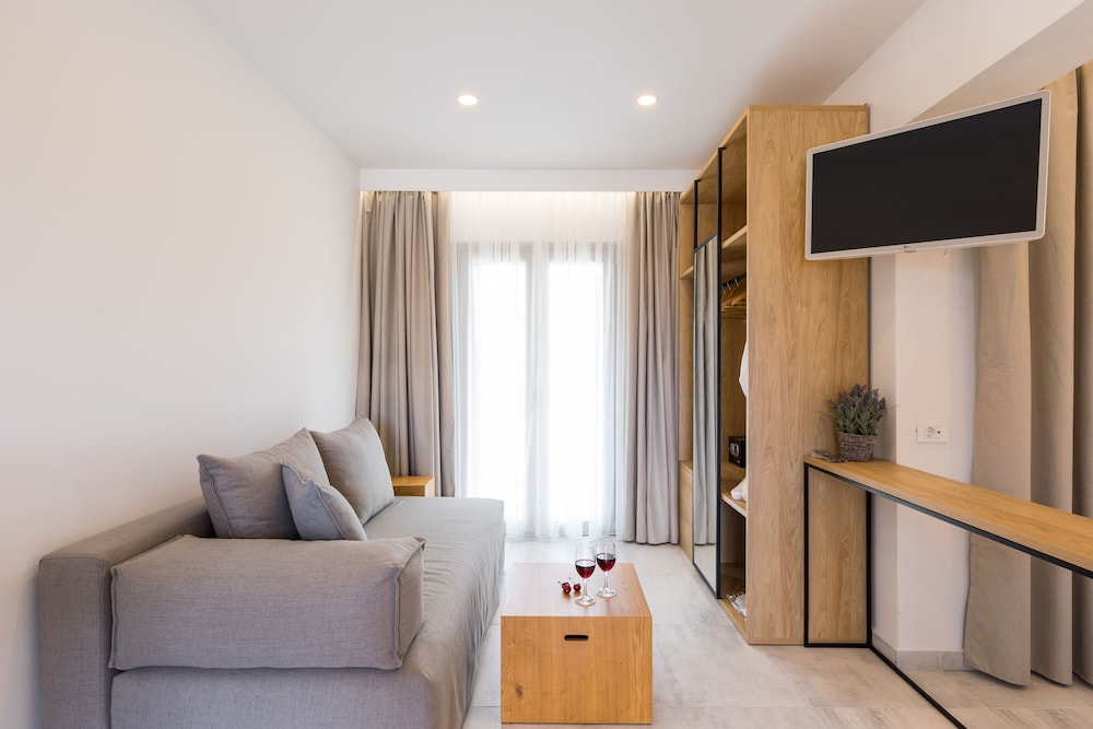 v luxury suites