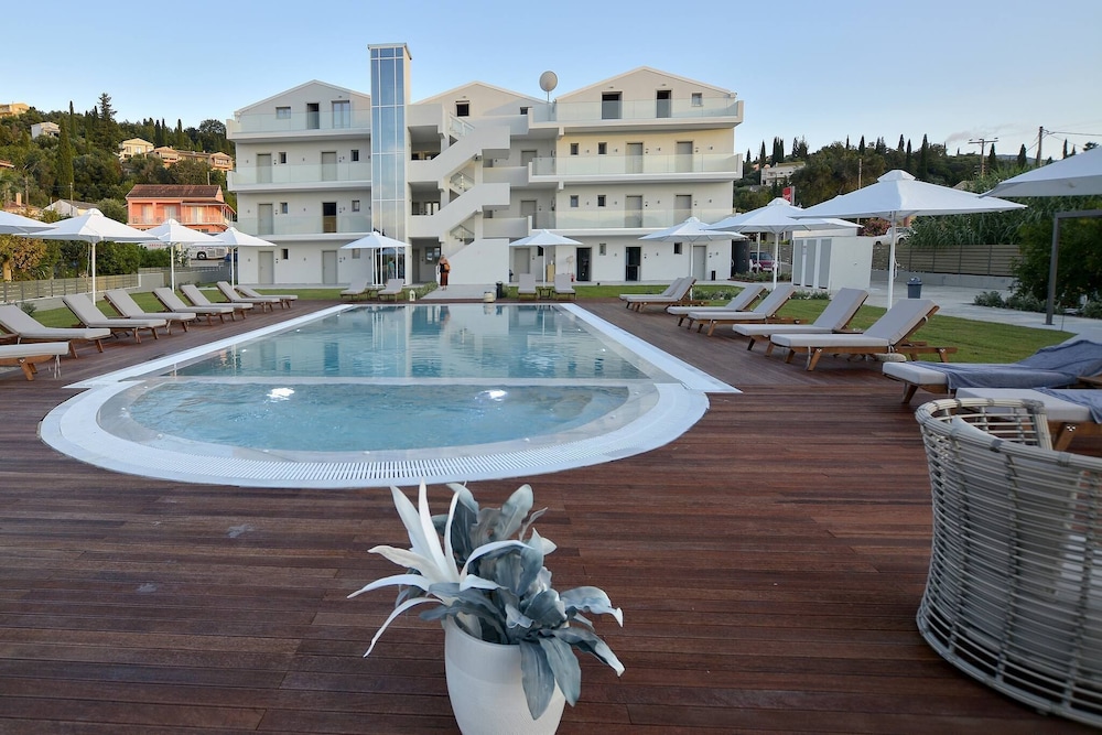 v luxury suites