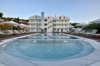 v luxury suites
