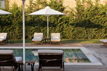 v luxury suites