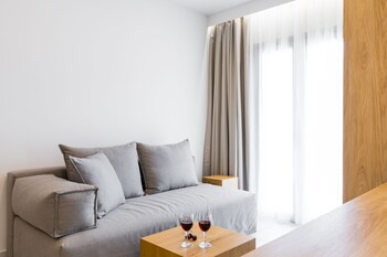 v luxury suites