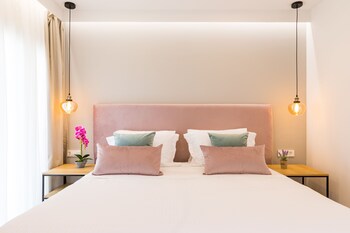 v luxury suites