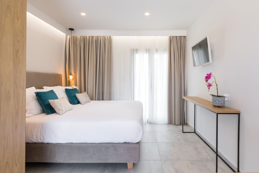 v luxury suites