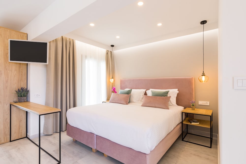 v luxury suites