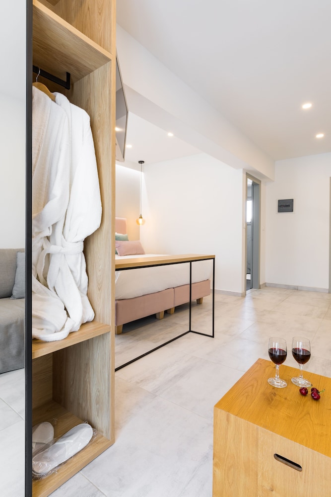 v luxury suites