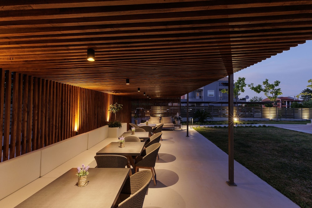 v luxury suites
