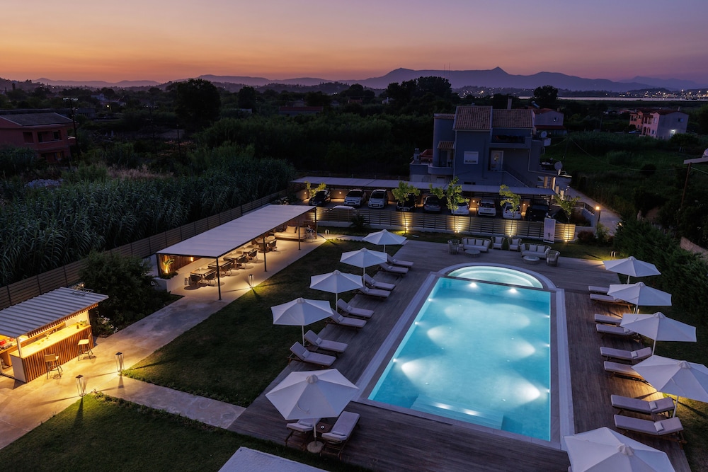 v luxury suites