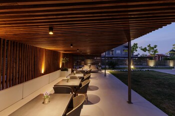 v luxury suites