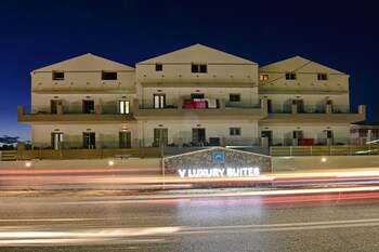 v luxury suites