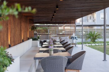 v luxury suites