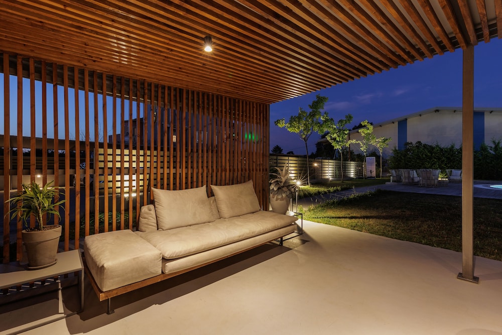 v luxury suites