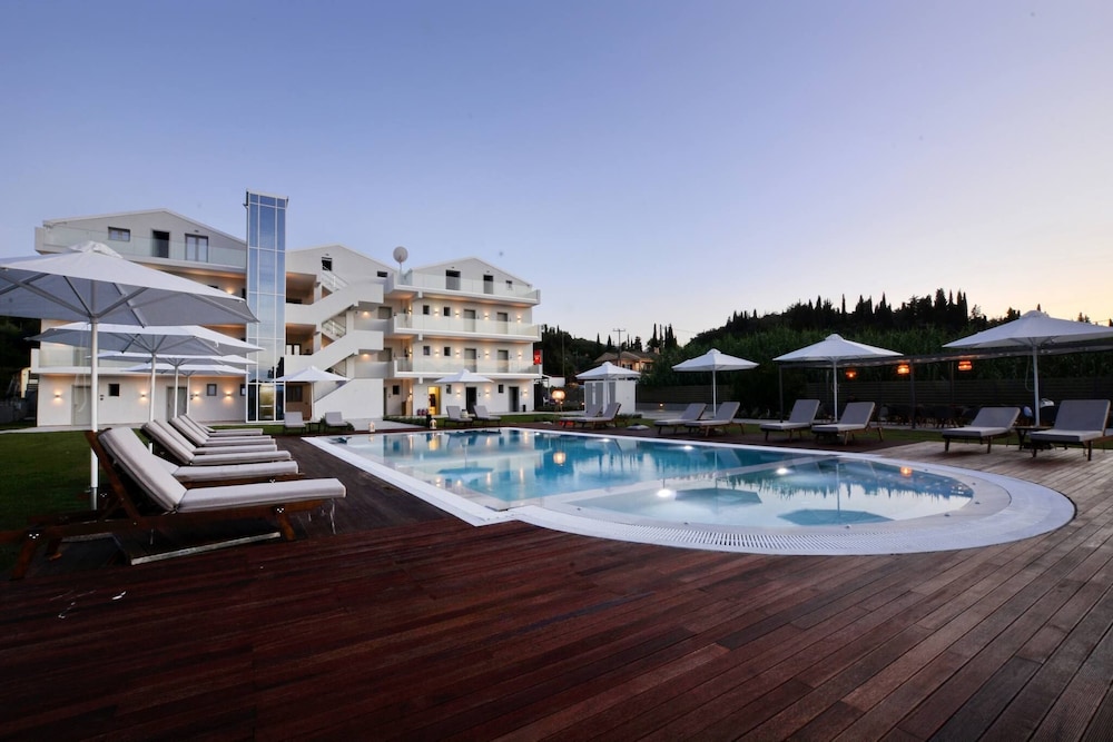 v luxury suites