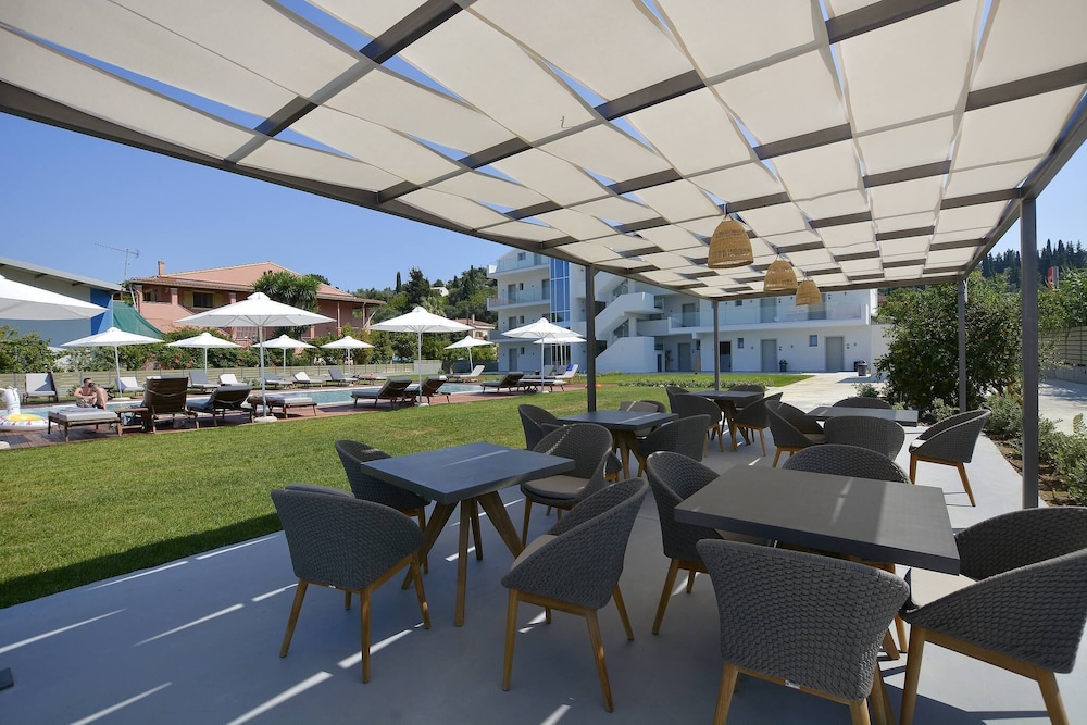 v luxury suites