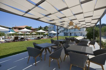 v luxury suites