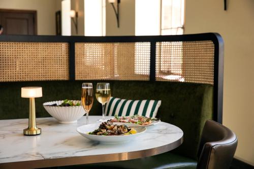 the lodge at st edward park