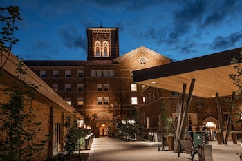 the lodge at st edward park