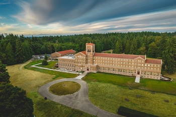 the lodge at st edward park