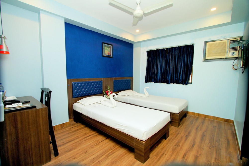 Hotel Crestwood,8A, Mrigendralal Mitter Road, Near Park Circus,3 star