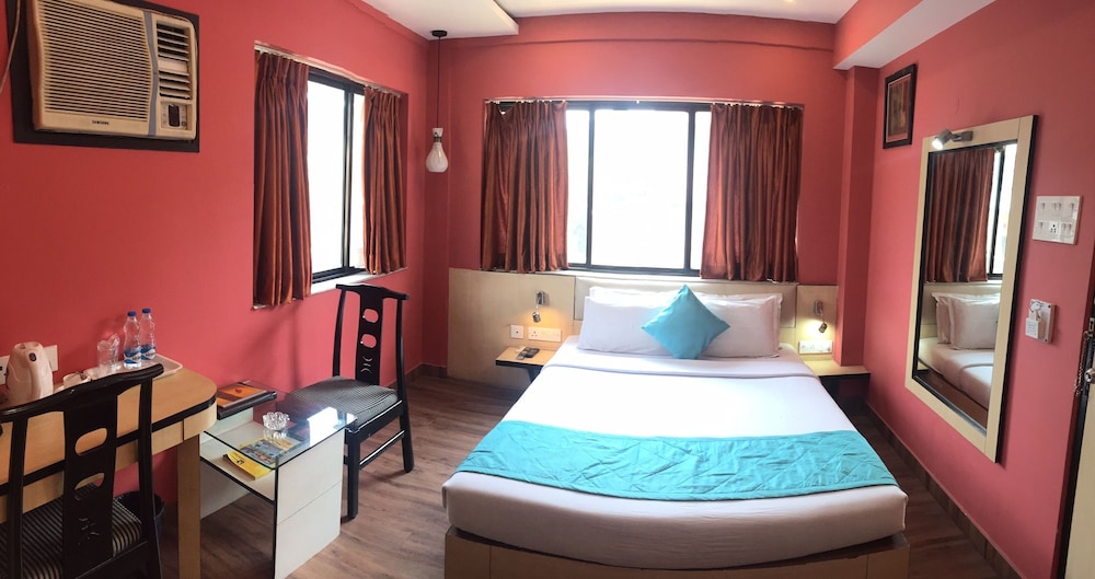 Hotel Crestwood,8A, Mrigendralal Mitter Road, Near Park Circus,3 star