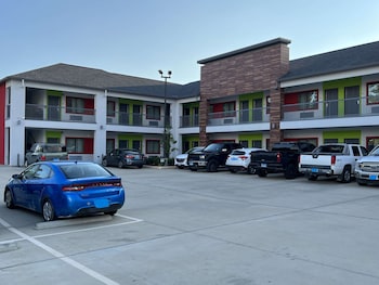 americas best value inn and suites kingwood iah airport