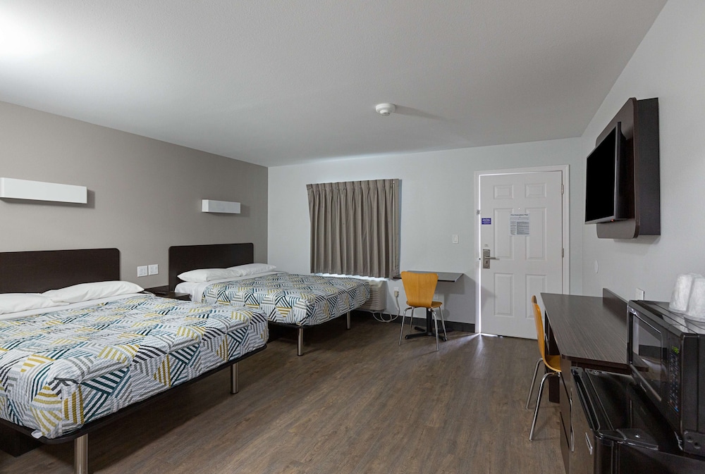 motel 6 show low az