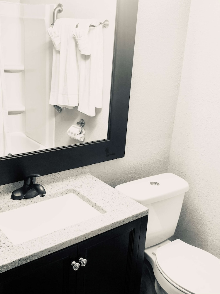 montgomery inn and suites