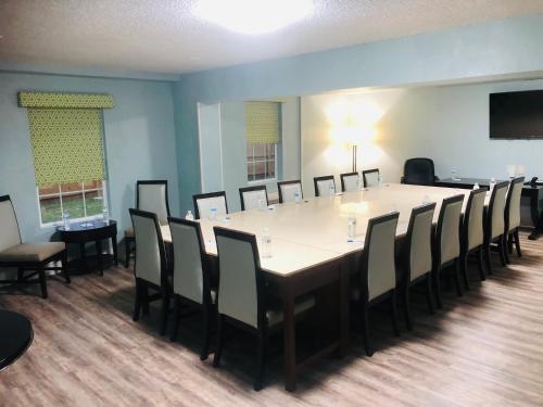 montgomery inn and suites