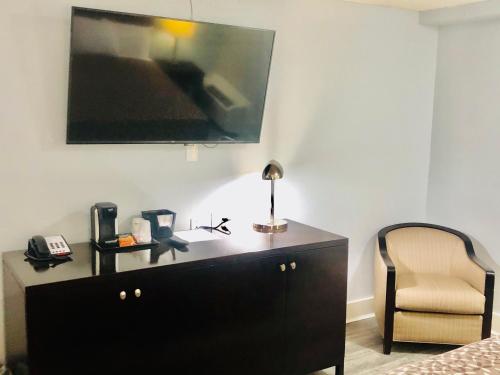 montgomery inn and suites