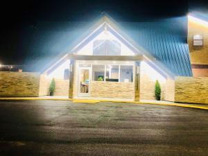 montgomery inn and suites